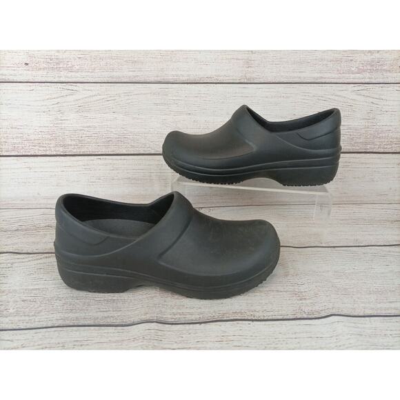 Crocs Slip Resistant Clog Shoes Size 7 Black Non Slip Resistant Dual Comfort - Picture 1 of 9